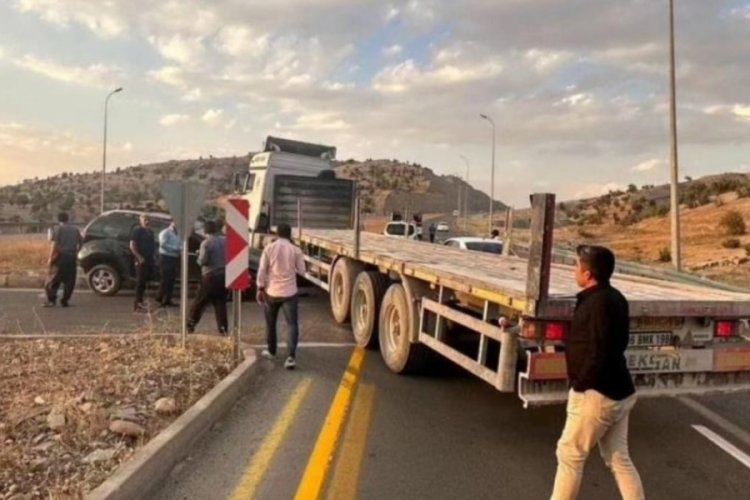 Şırnak'ta tır ile otomobilin &ccedil;arpıştı! 2 kişi yaralandı
