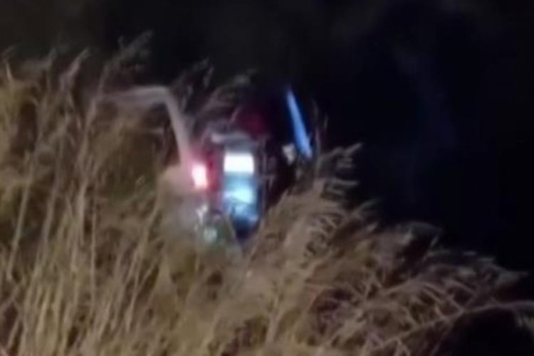 Adana'da otomobil u&ccedil;uruma yuvarlandı!