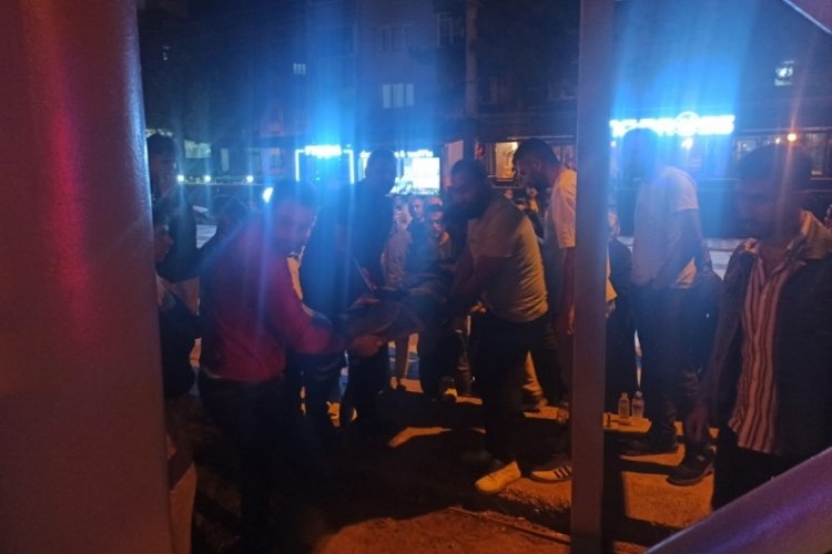 Orhangazi'de ana yol &uuml;zerinde motosiklet kazası! Gen&ccedil; s&uuml;r&uuml;c&uuml; &ouml;l&uuml;mden d&ouml;nd&uuml;