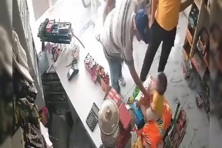 Bebeğini taciz ettiğini &ouml;ne s&uuml;rd&uuml;ğ&uuml; yaşlı adamı darp etti