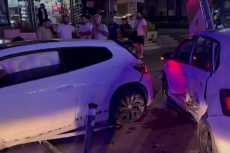 İstanbul Kadık&ouml;y'de 2 otomobil &ccedil;arpıştı: Yaralılar var