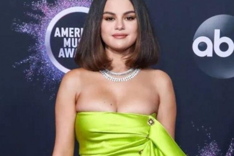 Selena Gomez'in dekoltesi sosyal medyayı salladı!