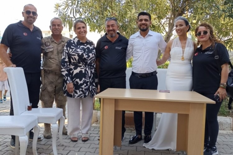 Hatay'da depremzede &ccedil;iftin nikah t&ouml;reninde AFAD g&ouml;revlileri şahitlik yaptı
