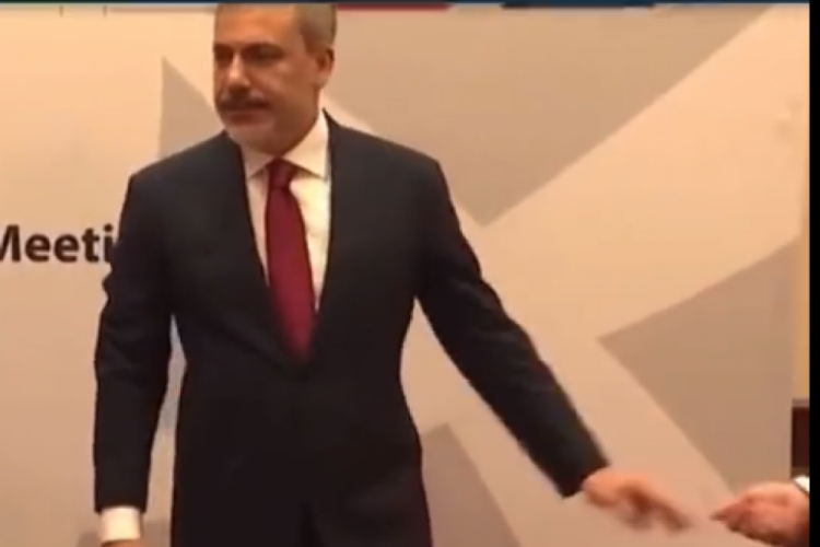 Hakan Fidan T&uuml;rk bayrağını b&ouml;yle kaldırdı