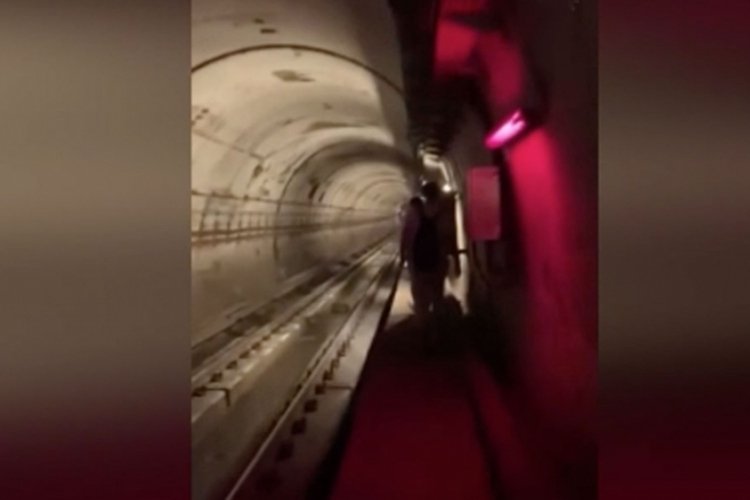 İstanbul'da metro bozuldu! Vatandaşlar raylarda y&uuml;r&uuml;d&uuml;