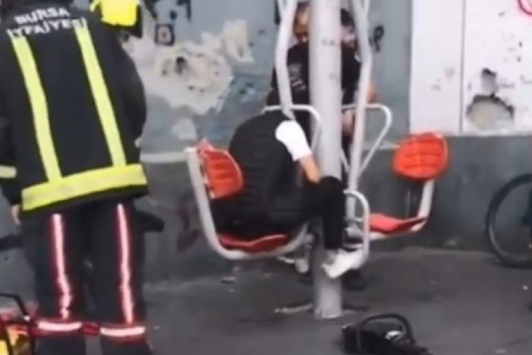 Bursa'da spor aletine sıkışan genci itfaiye ekipleri b&ouml;yle kurtardı