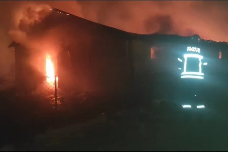 Elazığ'da ahır alev alev yandı