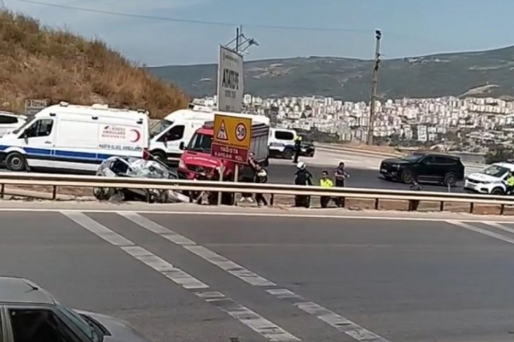 Bursa'da bariyerlere &ccedil;arpan ara&ccedil; kullanılamaz hale geldi! Yaralılar var