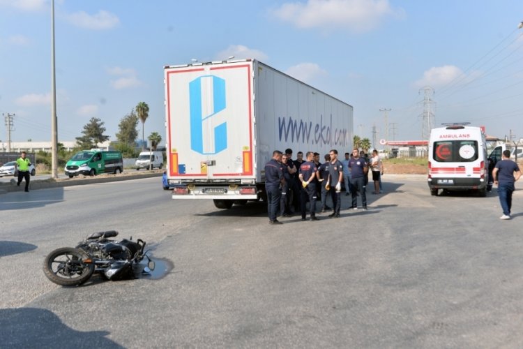 Adana'da TIR'ın altında kalan motosikletli hayatını kaybetti!