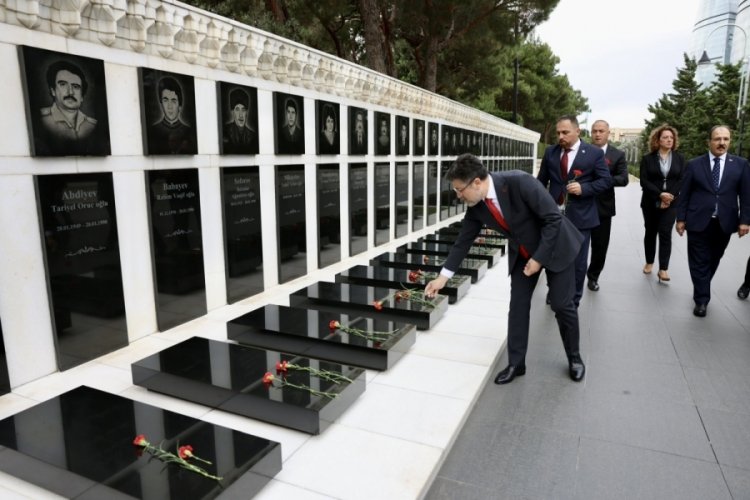 Tarım ve Orman Bakanı Yumaklı, Bak&uuml;'de Azerbaycan ve T&uuml;rk Şehitliklerini ziyaret etti