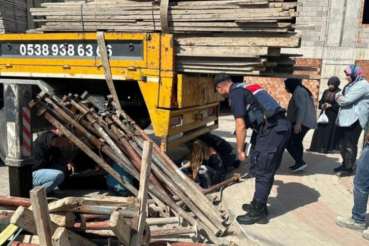 Bursa'da demir iskele direklerinin altında kalan iş&ccedil;i ağır yaralandı
