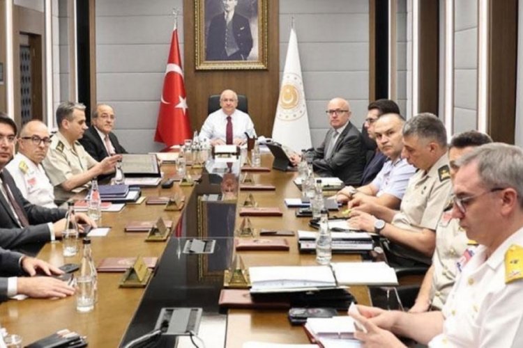 Bakan Yaşar G&uuml;ler, birlik komutanları ile g&ouml;r&uuml;şt&uuml;