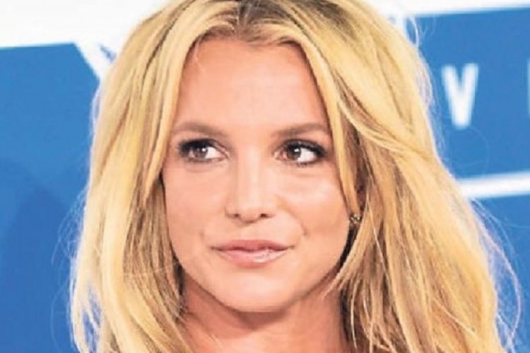 Britney Spears elinde bı&ccedil;aklarla dans etti! G&ouml;renler şoke oldu