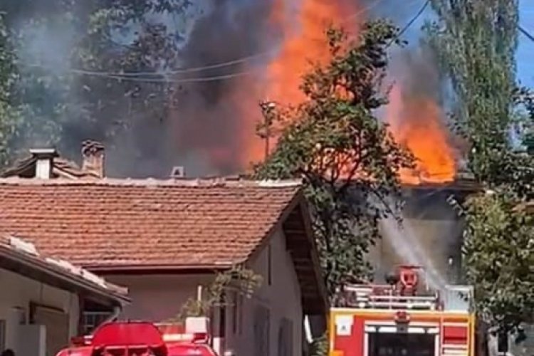 Karab&uuml;k'te alevlere teslim olan iki katlı ev kullanılamaz hale geldi