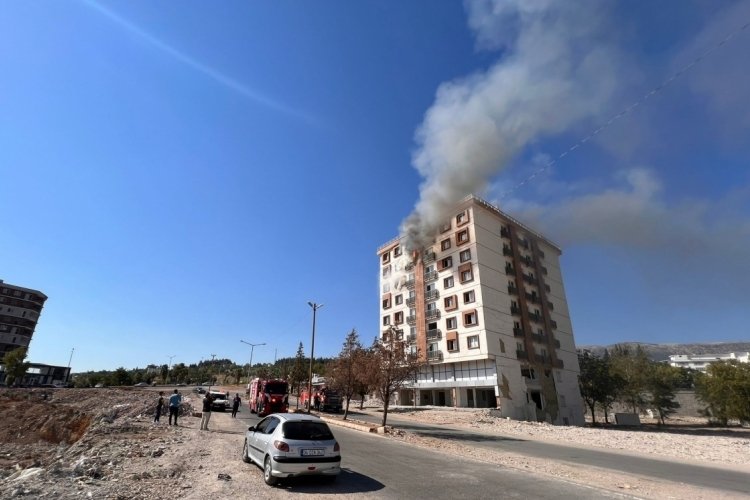 Kahramanmaraş'ta ayakta kalan orta hasarlı binada yangın &ccedil;ıktı