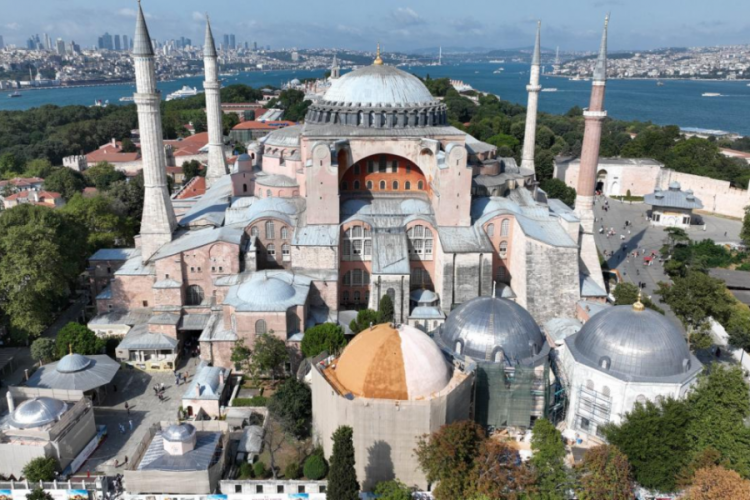 Ayasofya'nın bir kapısı daha kırıldı! Olaya dair g&uuml;venlik g&ouml;revlisi dinlendi