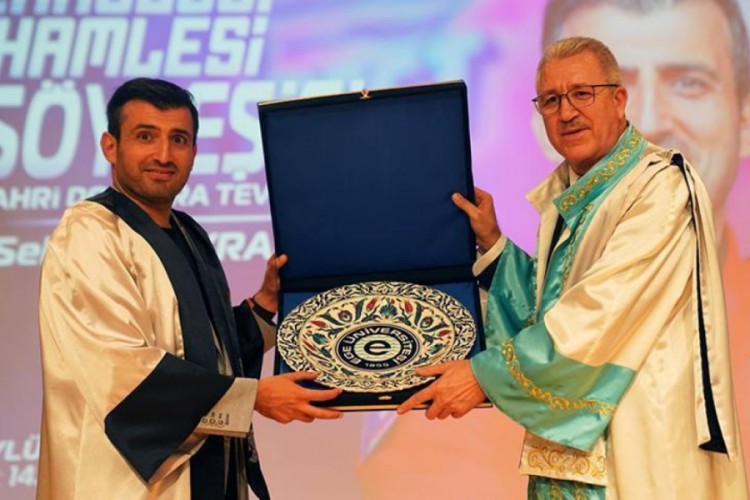 Sel&ccedil;uk Bayraktar'a 'Fahri Doktora' &uuml;nvanı verildi