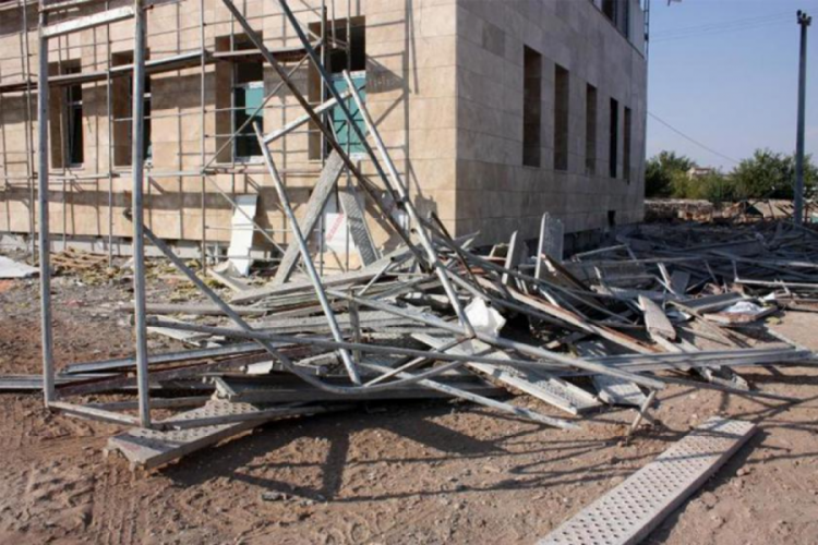 Mardin'de inşaat iskelesi &ccedil;&ouml;kt&uuml;: 5 kişi yaralandı