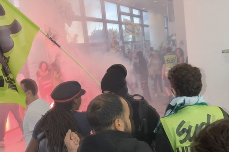 Fransa'da demiryolu iş&ccedil;ilerinden bakanlık binasına baskın