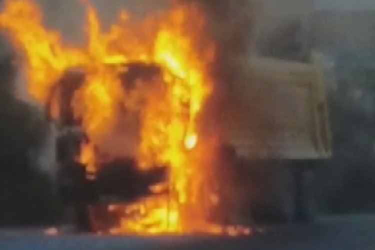 Kastamonu'da seyir halindeki hafriyat kamyonu alev aldı