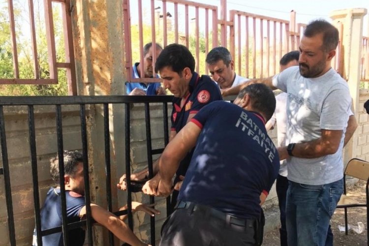 Batman'da balkon korkuluklarına kafası sıkışan &ccedil;ocuğun imdadına itfaiye ekipleri yetişti