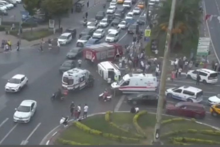 İstanbul'da ambulans devrildi!