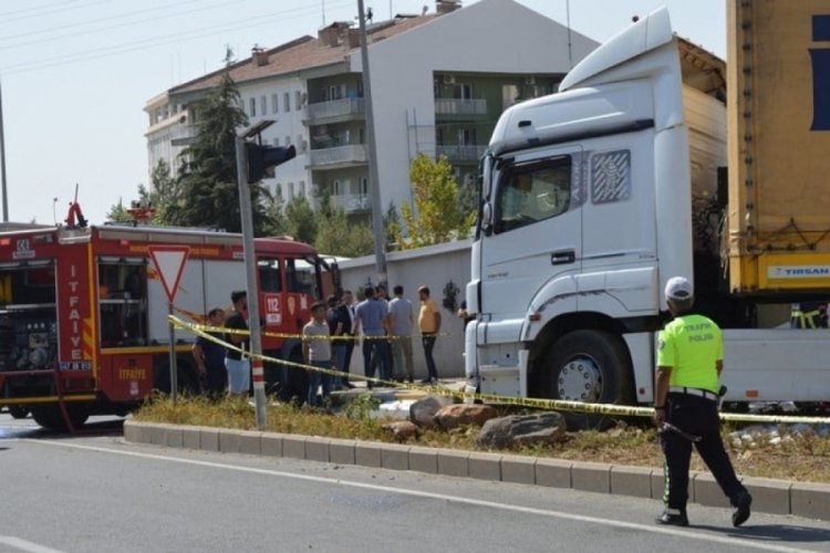 Mardin'de  polisin dur ihtarına uymayan tır şof&ouml;r&uuml;n&uuml;n lastiklerine polis ateş etti
