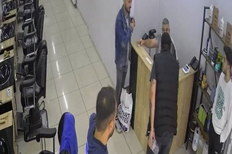 &Ccedil;alıştığı berberden kovulduğunu &ouml;ğrenince bı&ccedil;ağını alıp patronuyla kavga etti