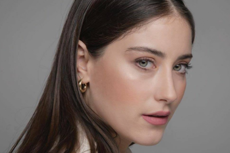 Hazal Kaya, Paris'e gitti, kıyafeti sosyal medyada eleştirildi!