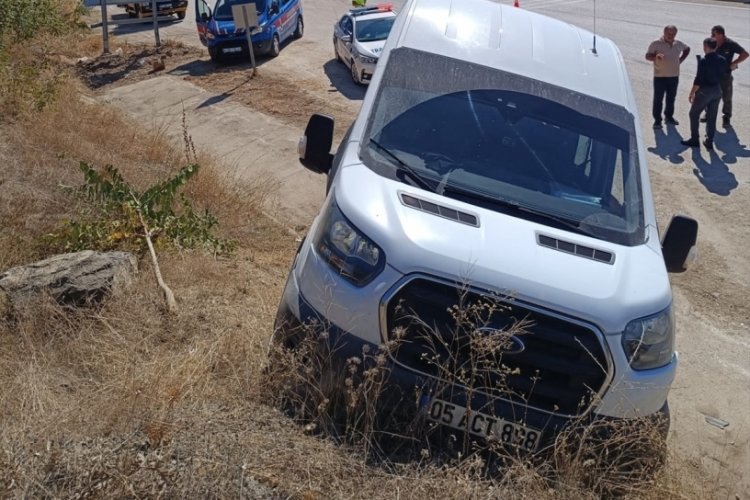 Amasya'da minib&uuml;s ile otomobil &ccedil;arpıştı! 5 yaralı