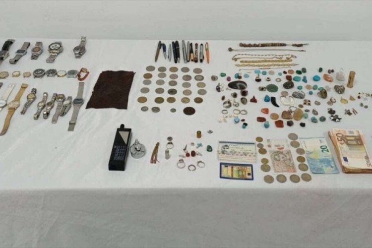 Tekirdağ'da ş&uuml;phelinin &ccedil;antası ve &uuml;zerinden 695 bin lira değerinde eşya &ccedil;ıktı