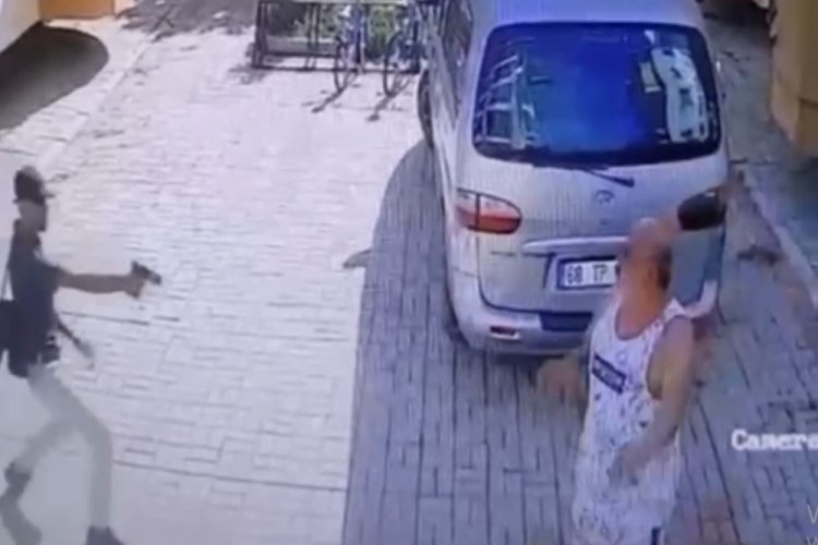 Antalya'da kiracıya tabancayla saldırı anı kamerada