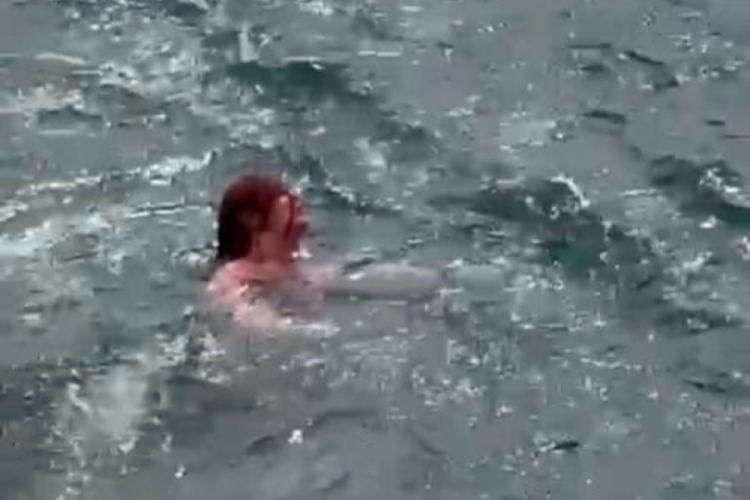İstanbul'da yolcu vapurdan denize d&uuml;şt&uuml;!