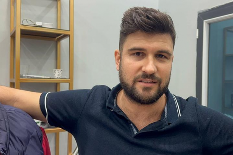 &Ccedil;ıraklarına yarı &ccedil;ıplak şınav &ccedil;ektiren berber g&ouml;zaltına alındı