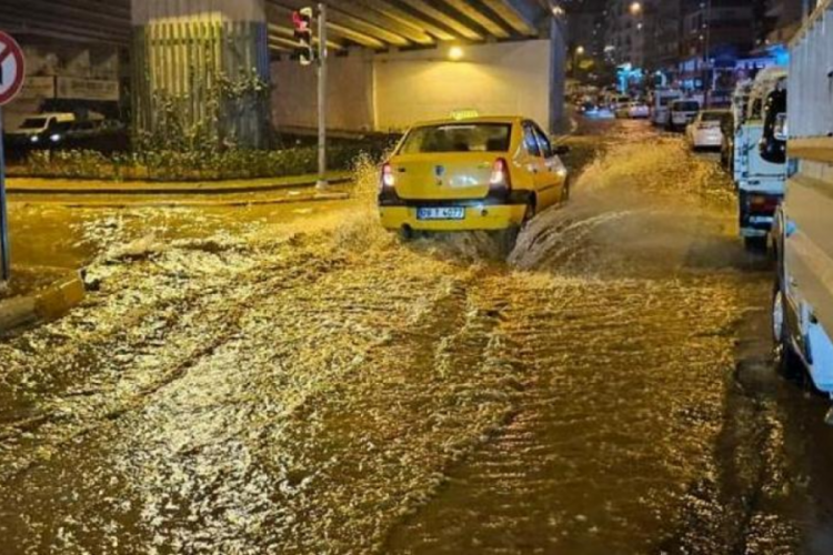 Aydın'da 10 dakikalık yağış yolları g&ouml;le &ccedil;evirdi