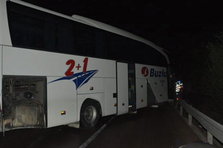 Yağmurda kayan yolcu otob&uuml;s&uuml;ne tır &ccedil;arptı