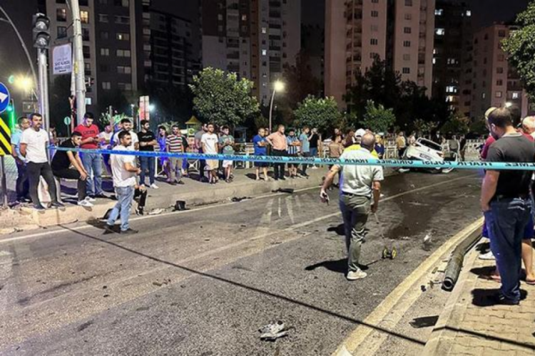 Adana'da kontrolden &ccedil;ıkan ara&ccedil; direğe &ccedil;arptı, 1 kişi hayatını kaybetti