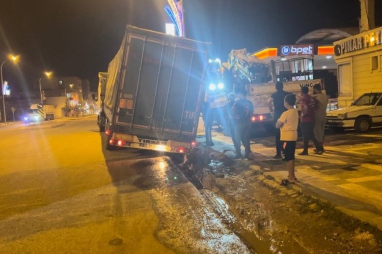 Şanlıurfa'da su y&uuml;kl&uuml; tır yarılan asfalta d&uuml;şt&uuml;