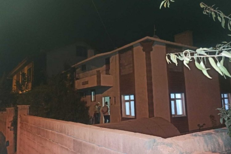 Kızının birlikte yaşadığı adamı sopayla d&ouml;verek &ouml;ld&uuml;rd&uuml;