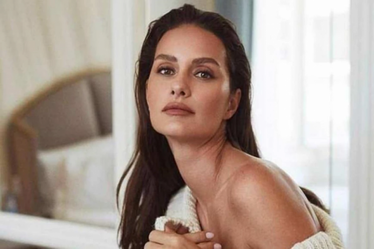 Yasemin &Ouml;zilhan'ın sosyal medya kazancı dudak u&ccedil;uklattı!