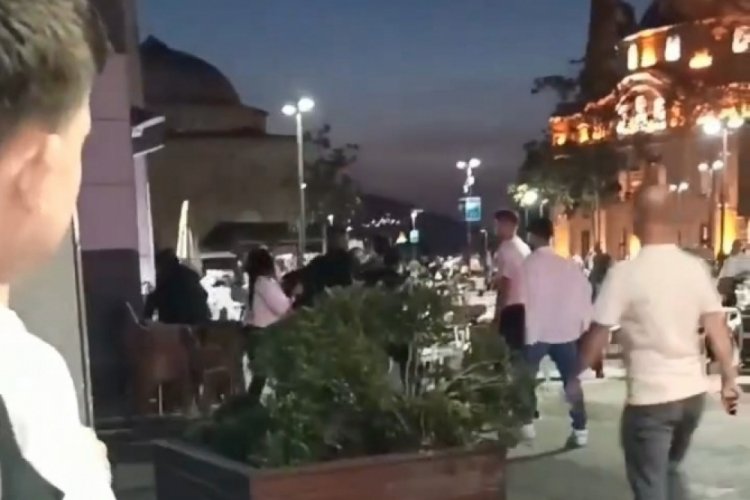 Bursa'da iki grup arasında &ccedil;ıkan kavgada sandalyeler havada u&ccedil;uştu