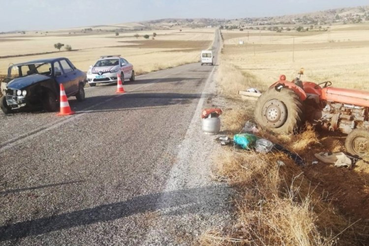 Kırıkkale'de otomobil ve trakt&ouml;r &ccedil;arpıştı: 2 yaralı