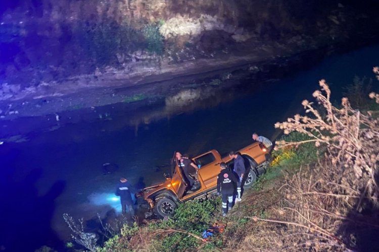 Bolu'da kamyonetin dereye u&ccedil;tuğu kazada 1 kişi hayatını kaybetti, 3 kişi yaralandı