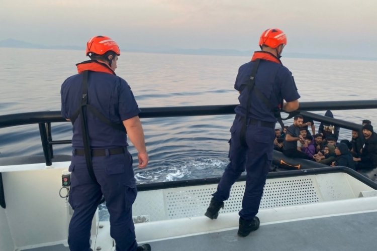 Balıkesir'de 23 d&uuml;zensiz g&ouml;&ccedil;men kurtarıldı!