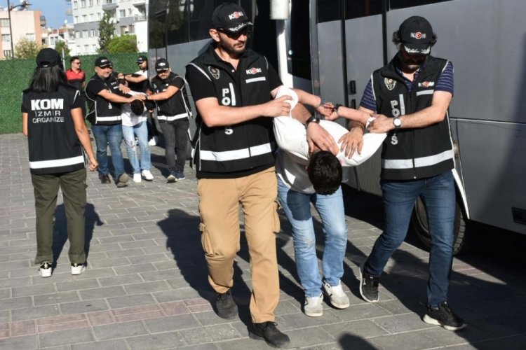 İzmir'de silahlı &ccedil;atışmada 20 ş&uuml;pheli adliyeye sevk edildi!