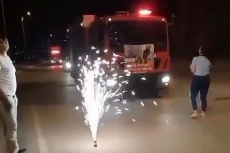 Elazığ'da yangın ihbarına giden itfaiye ekibine "İtfaiye Haftası" s&uuml;rprizi yapıldı!
