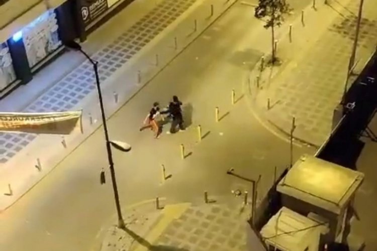 Tartıştığı kadınları sokak ortasında d&ouml;vd&uuml;