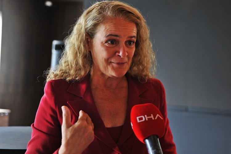 Kanadalı ilk astronot Julie Payette Bursa'da konuştu: Hayalinizi kovalayın, &ccedil;&uuml;nk&uuml; g&ouml;ky&uuml;z&uuml; sınır değil