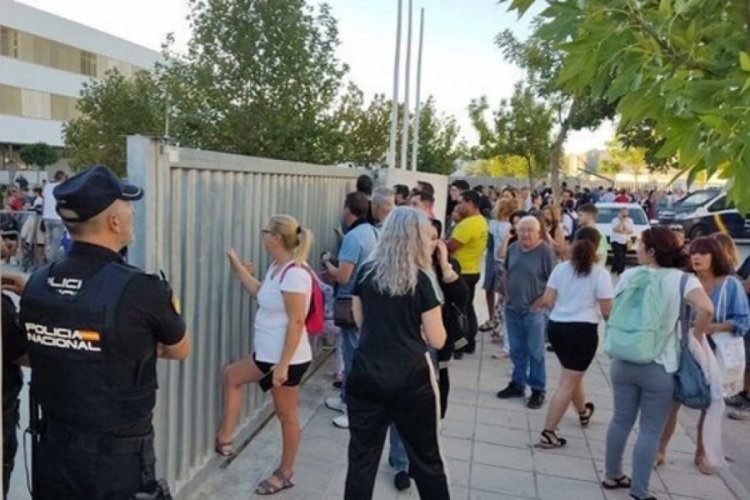 İspanya'da bir ortaokul &ouml;ğrencisi, okulda bı&ccedil;aklı saldırı d&uuml;zenledi