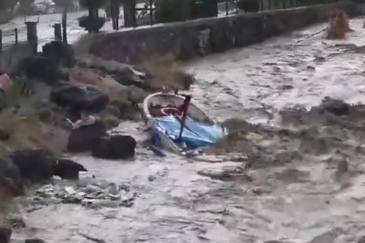 &Ccedil;anakkale'de şiddetli yağış tekne batırdı